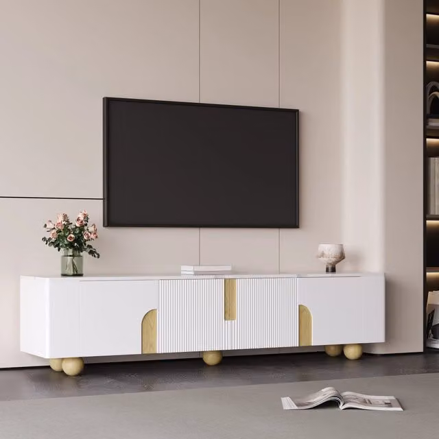 Mobile TV bianco 180 cm, 4 ante, design elegante, superficie effetto marmo, piedi in legno sferici
