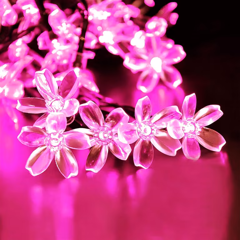 Catena luminosa da 10 metri, con 80 LED a forma di fiori di ciliegio rosa, grado di protezione IP44, alimentazione a batteria/USB