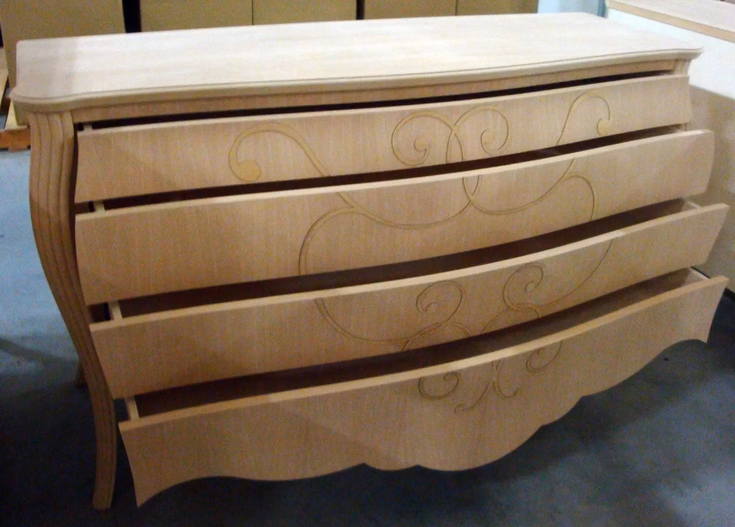 Comò in legno di pino bombato con 4 cassetti grezzo Mobili 2G L/P/H: 135 x 60 x 98 cm – 1