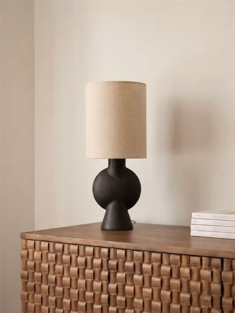 Lampada da tavolo rotonda in ceramica nera e tessuto beige Kenay Home H: 43,2 cm, L: 20,5 cm, P: 20,5 cm
