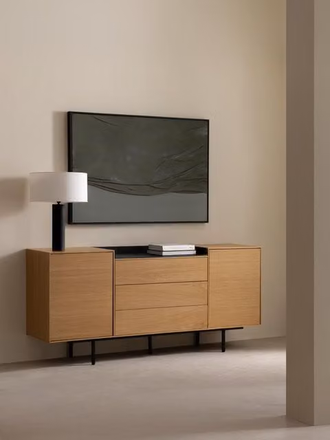 Credenza moderna Joelle in legno impiallacciato rovere color marrone e nero Kenay Home
