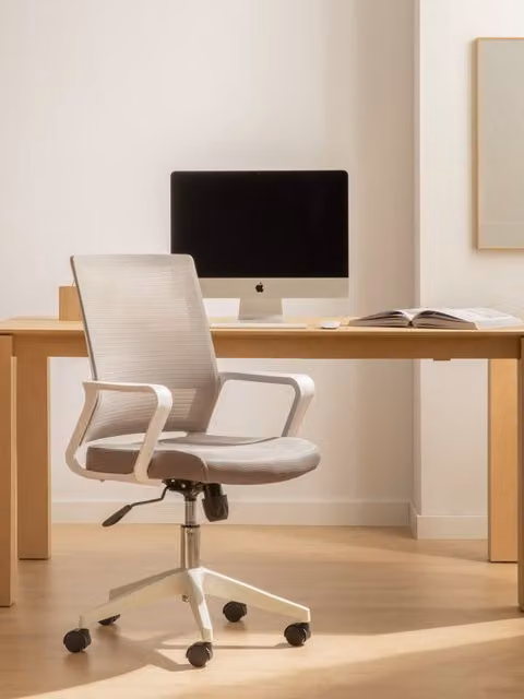 Sedia da scrivania imbottita Bennet Kenay Home beige con braccioli e ruote