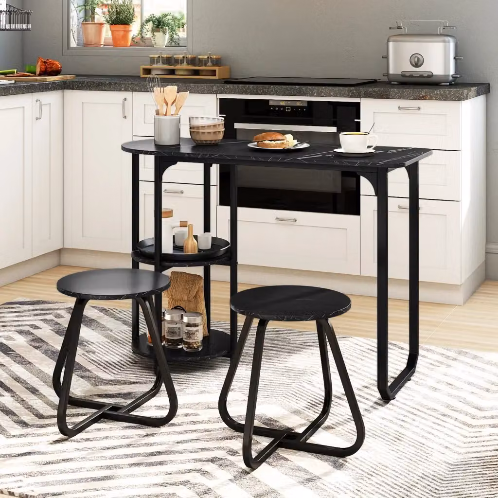 Set pranzo industriale DESIGN IN composto da tavolo rettangolare in legno e 2 sgabelli con ripiani portaoggetti, ideale per cucina o soggiorno, finitura opaca, colori nero, marrone e oro – 2