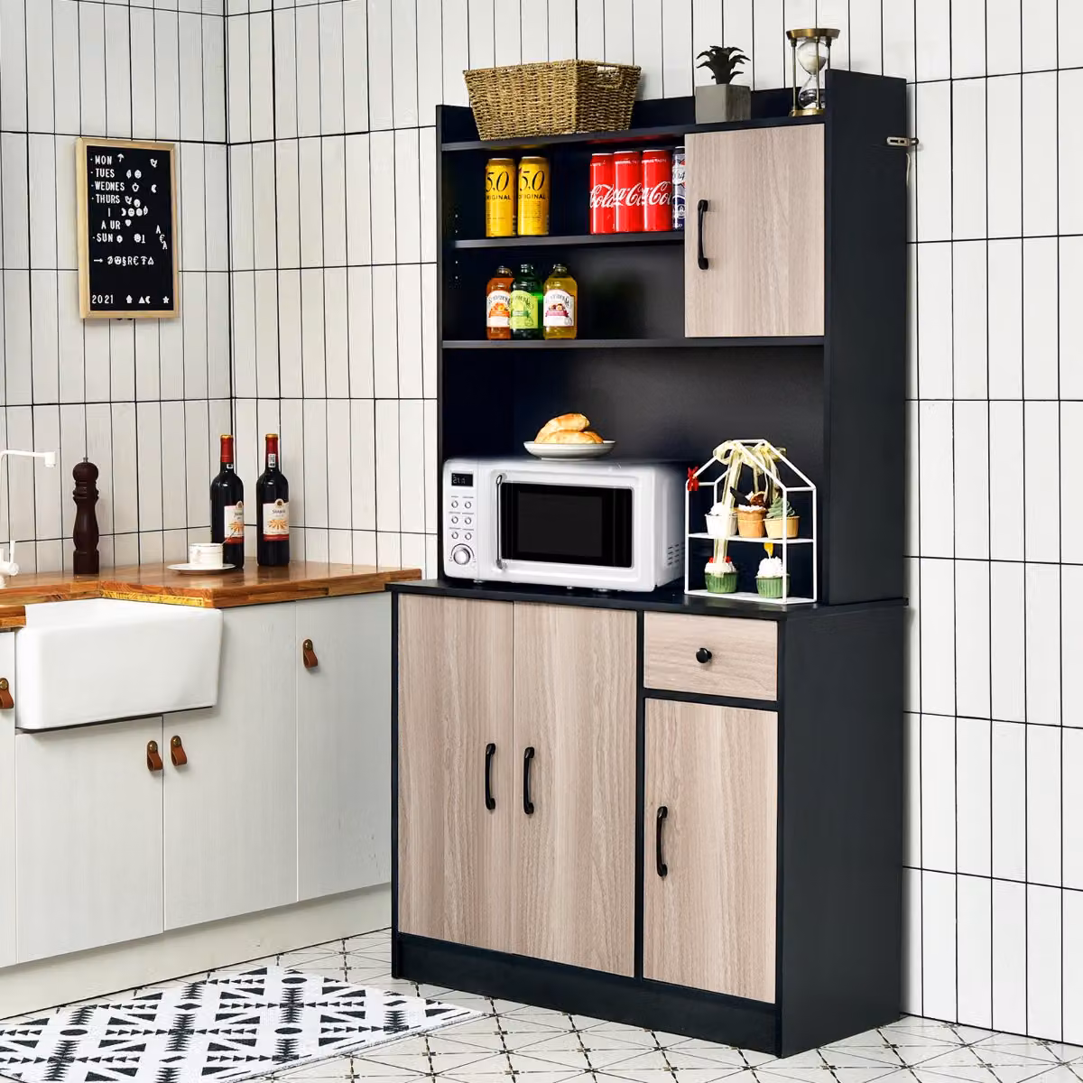 Armadio da cucina alto Costway con stazione di ricarica integrata, buffet moderno con vetrina in vetro e piano per microonde, Nero