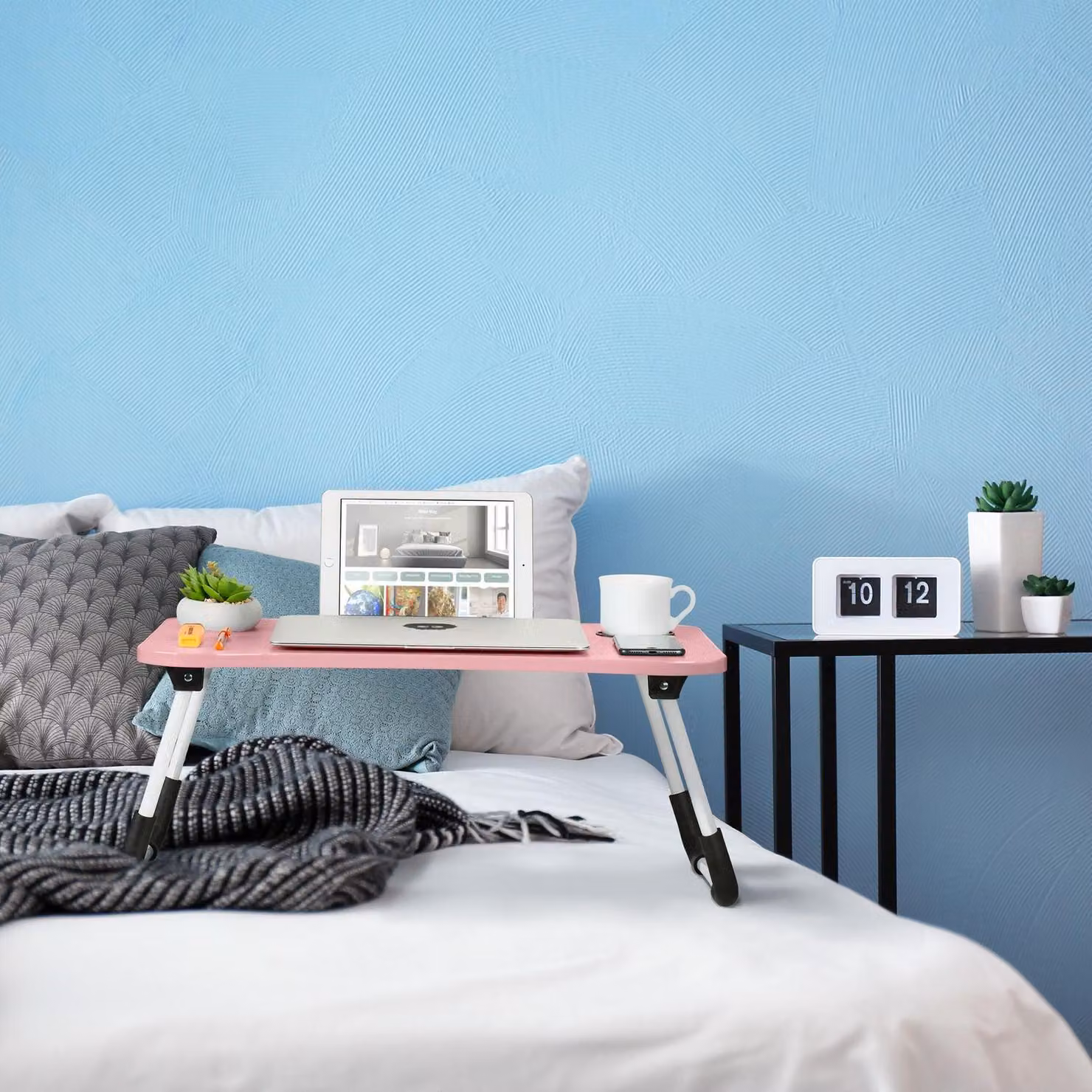 Vassoio da letto pieghevole rosa con porta tablet e bicchiere