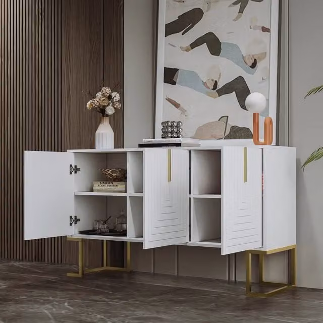 Credenza moderna FOLYNA a 3 ante con ripiani regolabili e base in metallo, finitura bianca opaca in MDF, ideale per soggiorno, cucina e sala da pranzo