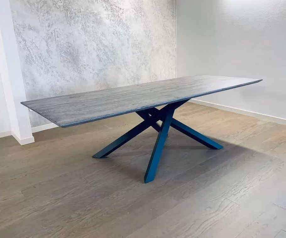 Tavolo fisso Big Table in rovere massello nodato con finitura beton grigia di Mobili 2G, L/P/H: 250 x 100 x 75 cm – 4
