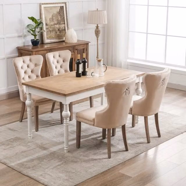 Sedia imbottita in velluto beige con gambe regolabili in legno anello posteriore e borchie decorative