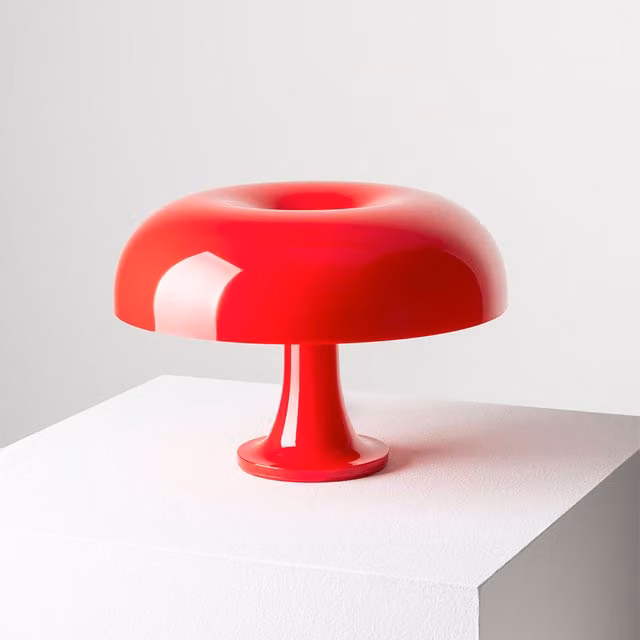 Artemide Nessino Lampada da tavolo in plastica rossa con tecnologia LED