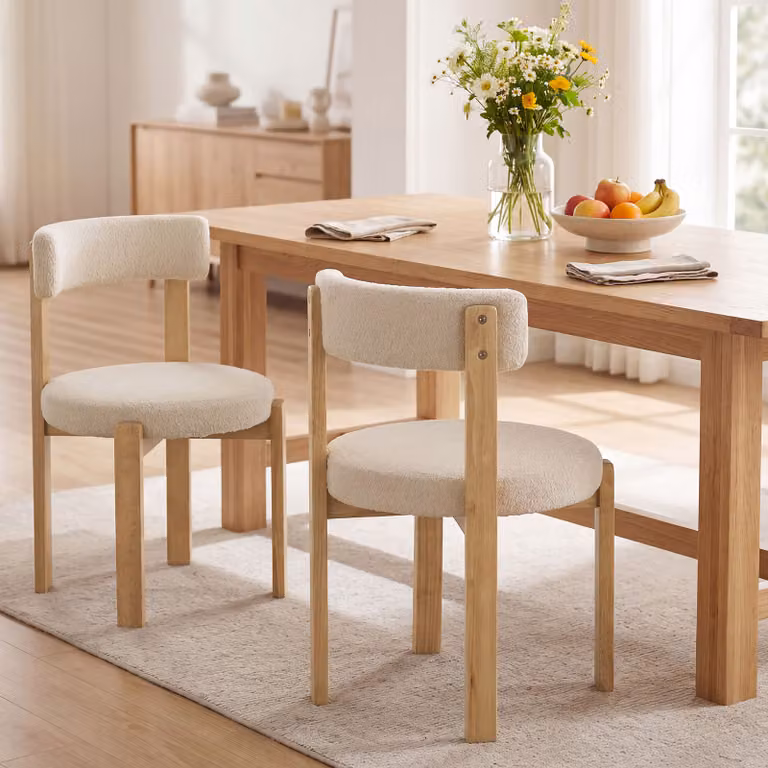 Set di 2 sedie da pranzo Costway in tessuto bouclé beige con schienale ergonomico e piedini in legno regolabili