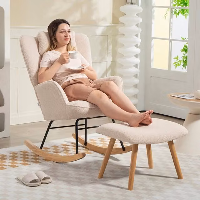 Poltrona a dondolo con poggiapiedi e cuscino schienale alto in poliestere e acciaio con gambe in legno beige