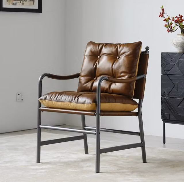 Poltrona d'accento in vera pelle marrone con struttura in metallo nero
