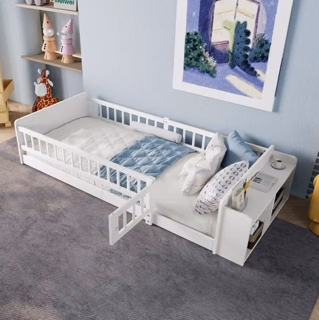 Letto per bambini ULEVR 90x200 cm con vani aperti, ripiani e barriera apribile, in legno di pino e MDF bianco
