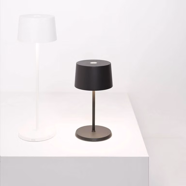 Zafferano Olivia mini 3K lampada da tavolo ricaricabile grigio 3K, dimmerabile, Alluminio / Grigio / Zincato, Soggiorno / Sala da pranzo, Alluminio, Moderno