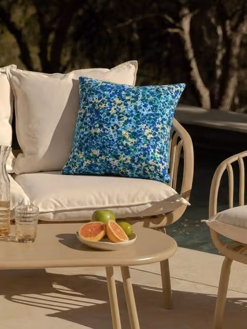 Cuscino da giardino Liberty Kenay Home con fantasia floreale blu e verde, idrorepellente, 45 x 45 x 1 cm – 1