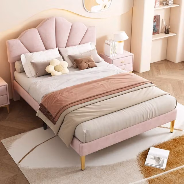 Letto imbottito a conchiglia in velluto rosa 140×190 cm, con piedini in metallo dorato, testiera regolabile in altezza e rete a doghe