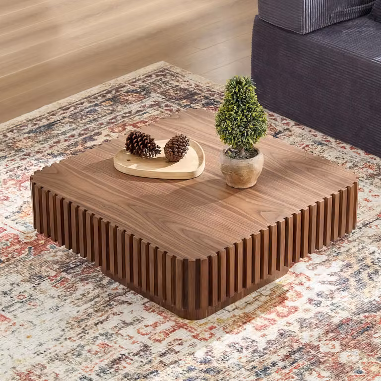 Tavolino quadrato per soggiorno con design a listelli, struttura in legno massello, colore noce, dimensioni 80x80x35 cm
