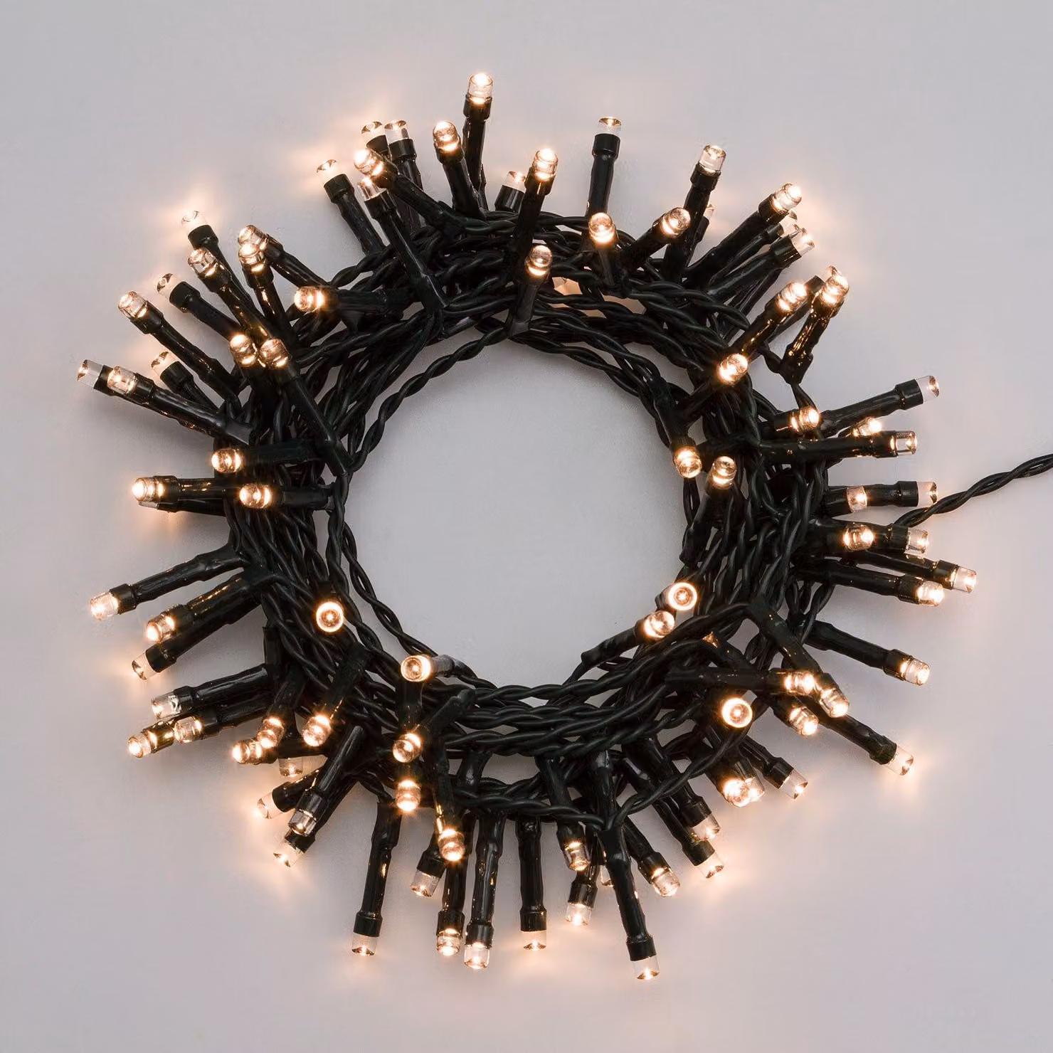 Illuminazione natalizia con 96 LED multicolore, alimentata a batteria e dotata di timer