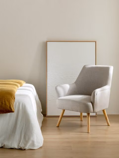 Poltrona lounge Suis Kenay Home rivestita in tessuto beige con braccioli