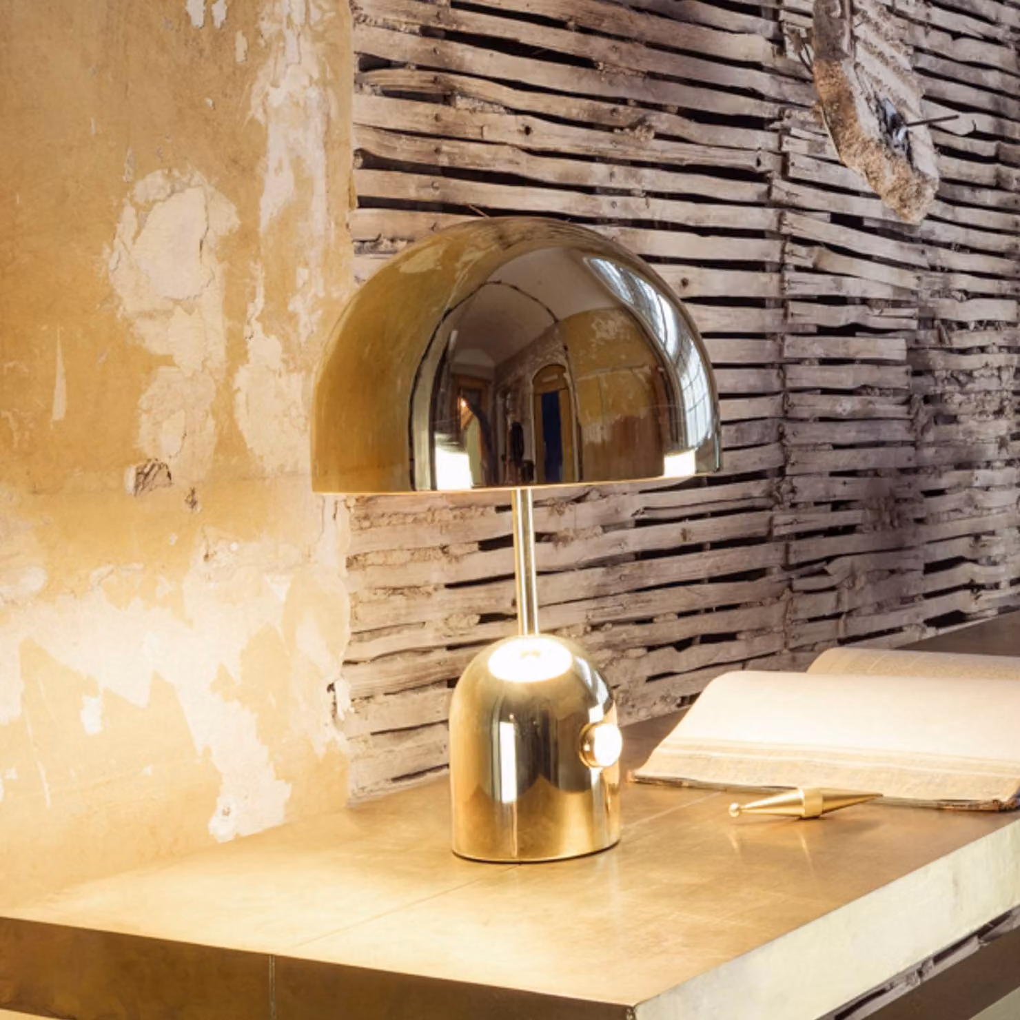 Tom Dixon Lampada da tavolo di design Bell, dimmerabile, Ottone / Oro, Soggiorno / Sala da pranzo, Metallo, Design, Lampada da tavolo