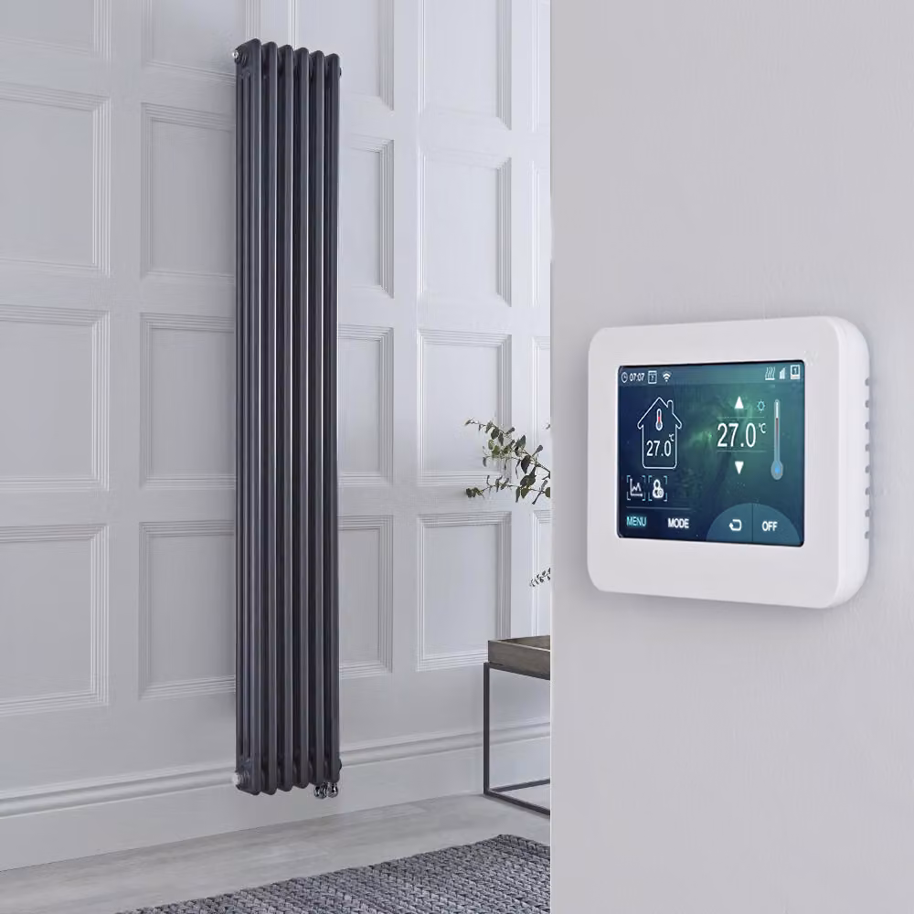 Radiatore Elettrico Verticale Triplo di Design HudsonReed, Colore Antracite, con Elemento da 1200W e Termostato Wifi Touchscreen, H: 180 cm, L: 29 cm, P: 2,9 cm