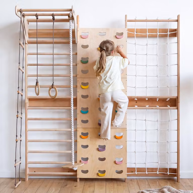 Struttura da arrampicata Goodevas da montare a parete: area giochi in legno Montessori con parete a scaletta, parete da arrampicata, rete da arrampicata, altalena e parallele