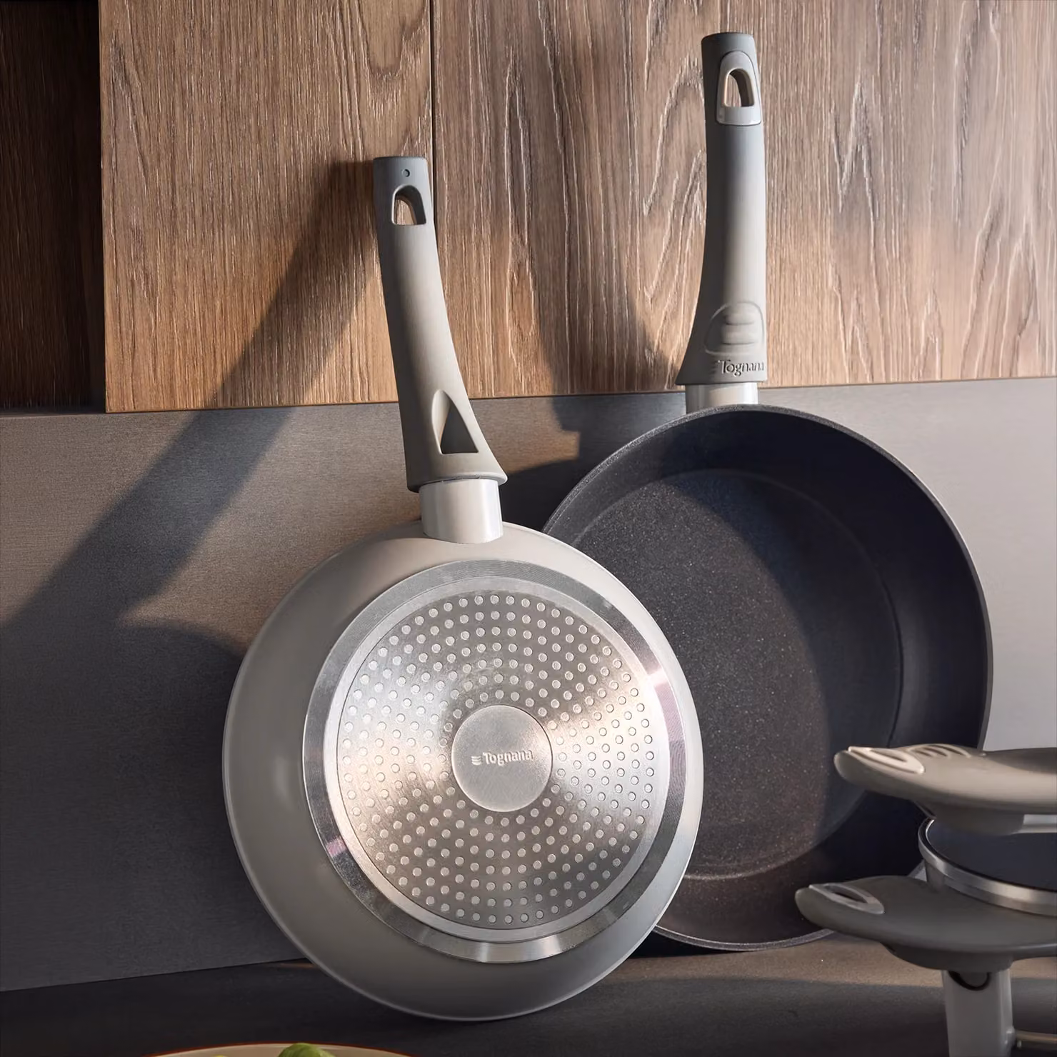 Set di pentole e padelle Tognana 8 pezzi in alluminio forgiato con effetto pietra e rivestimento antiaderente, colore grey – 3