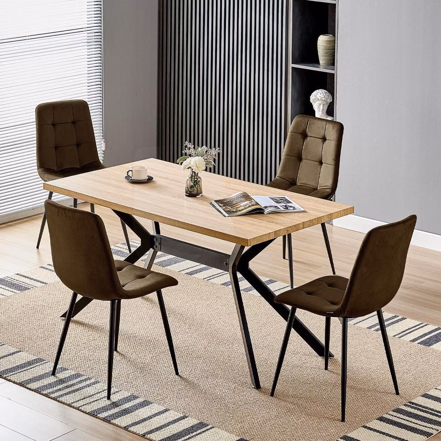 Tavolo rettangolare in legno chiaro con 4 sedie, dimensioni 140x80 cm, e 4 sedie in velluto marrone con gambe in metallo nero