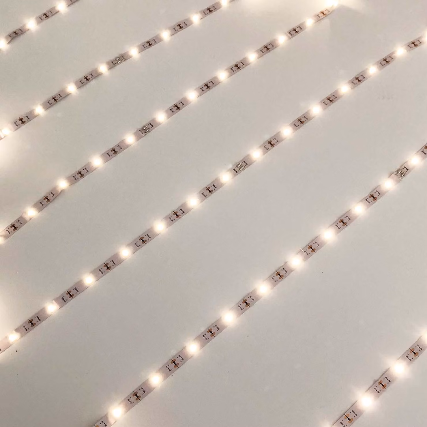 90 LED strip light / striscia LED bianco caldo 3m autoadesiva trasparente
