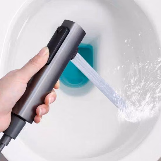 Set completo per bidet con doccetta, realizzato in acciaio inossidabile (304) e ABS, dotato di valvola regolatrice doppia, tubo flessibile e supporto. Facile da installare, a basso consumo di acqua. Ideale per il bagno, per la cura di animali domestici, p