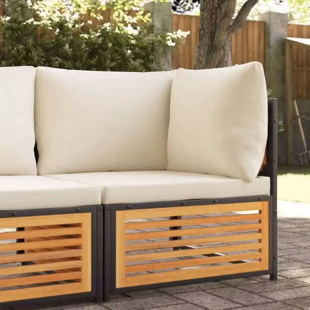 Divano Angolare da Giardino Design Mania in Legno di Acacia con Cuscini Beige e Bianchi