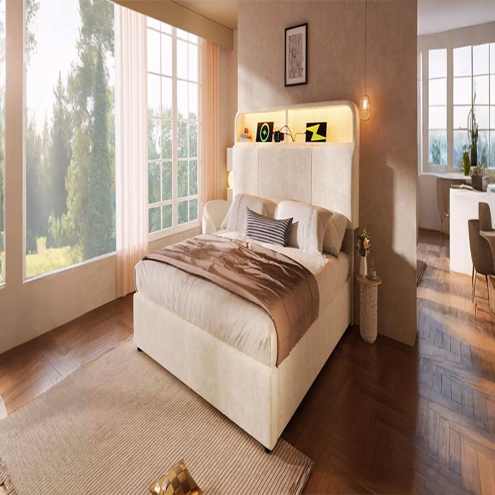 Letto imbottito 140x190 cm in velluto color beige, con testiera regolabile in altezza, spazio contenitivo, illuminazione LED, stazione di ricarica USB/Type-C e rete a doghe