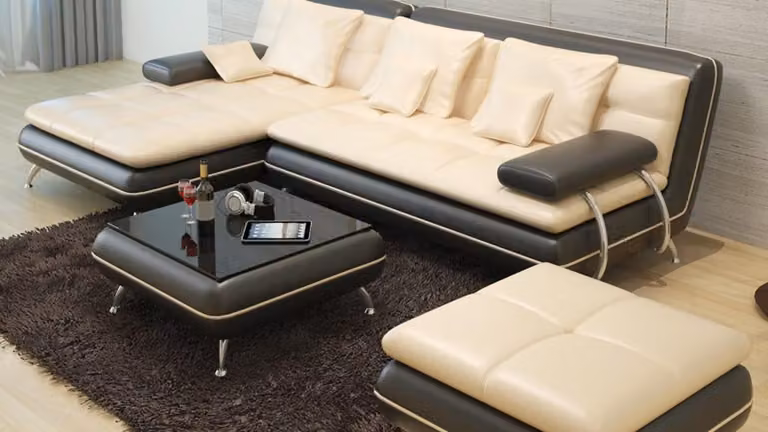 Divano angolare in pelle moderna, ideale per creare un'ampia zona living. Design elegante e raffinato. Disponibile subito