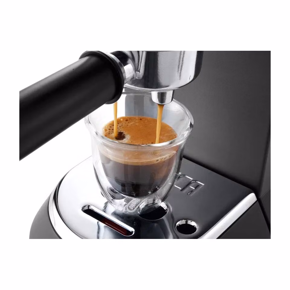 Macchina da caffè espresso e cappuccino manuale De'Longhi Dedica, compatibile con caffè macinato o cialde E.S.E., con tecnologia Thermoblock, lancia vapore, serbatoio estraibile da 1,1 l, 1350W, 15 bar, Nero – 3