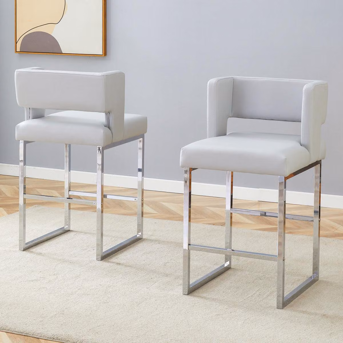 Set di 2 sgabelli da bar grigio chiaro in stile nordico, dal design moderno e squadrato, con gambe in metallo argentato; sgabelli da bancone leggeri e comodi per cucina e bar