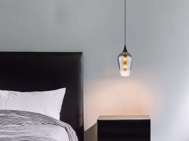 Piccola lampada a sospensione a LED sospesa sul tavolo da pranzo e sull'isola della cucina in vetro fumé, Ø 18 cm