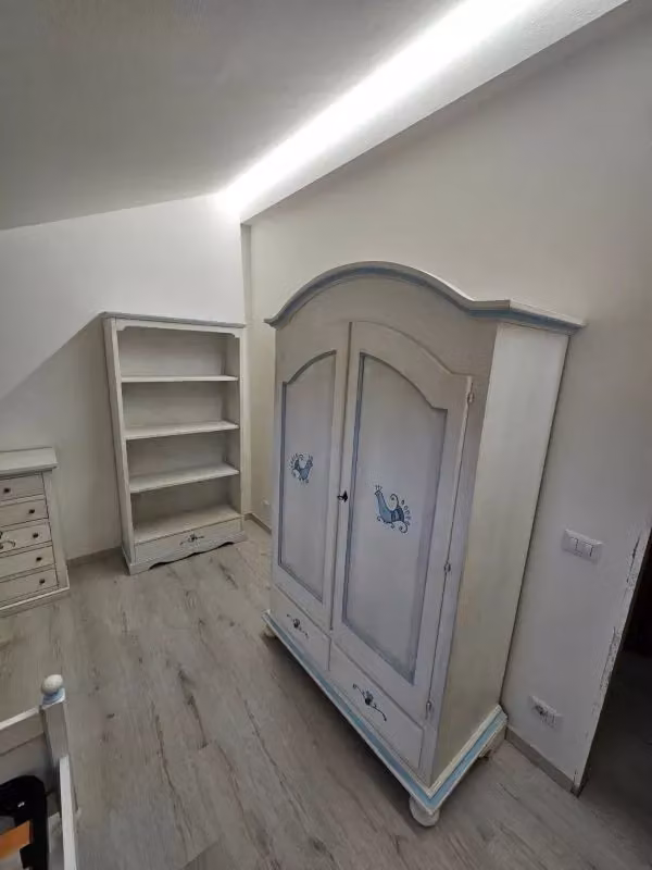 Armadio 2 porte in legno stile shabby chic bianco anticato con decoro pavoncella azzurro Mobili 2G L/P/H: 125 x 61 x 200 cm – 2