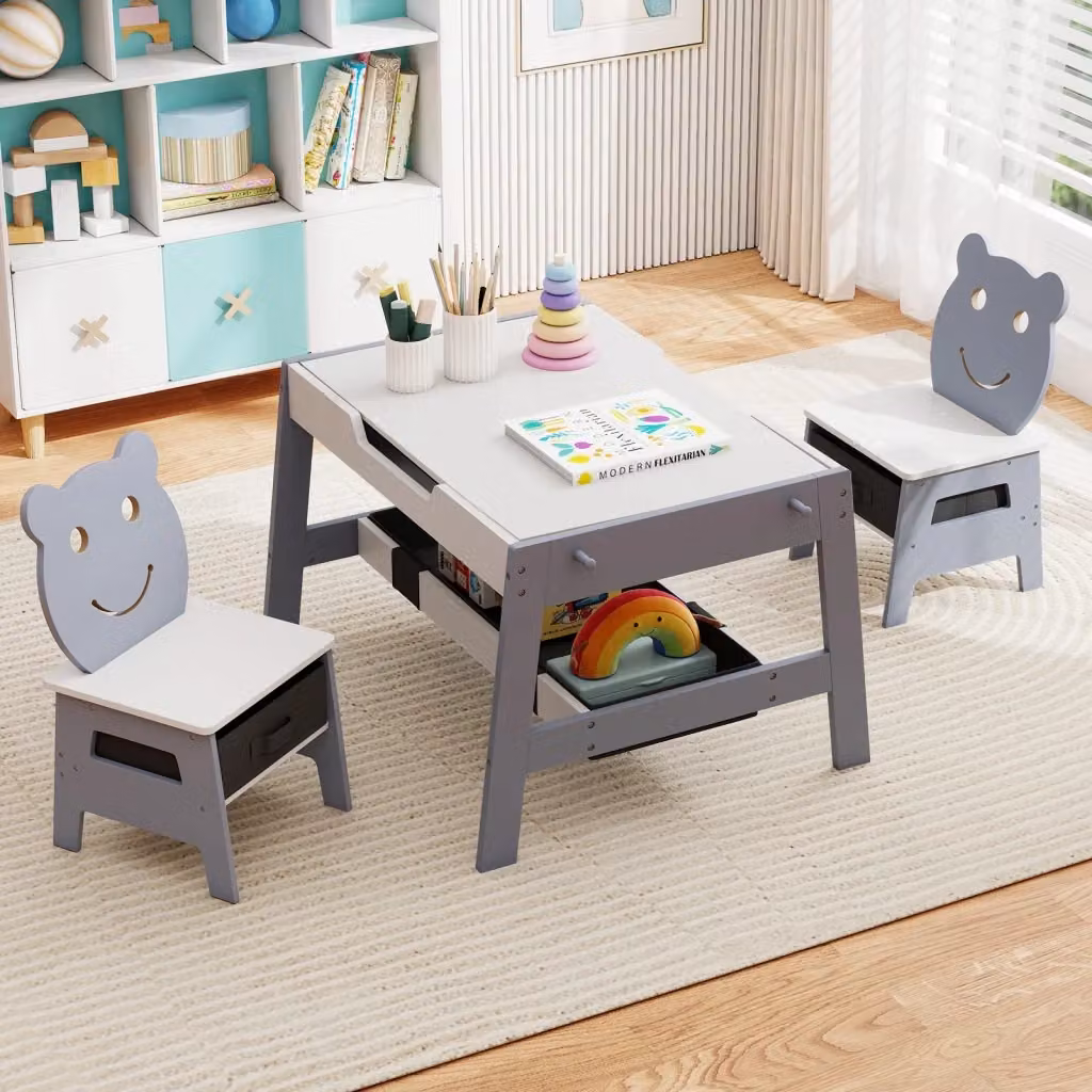 Set scrivania artistica 5-in-1 per bambini con tavolo e 2 sedie, piano reversibile lavagna bianca e gesso, vano portaoggetti e ganci, Grigio e Bianco – 2