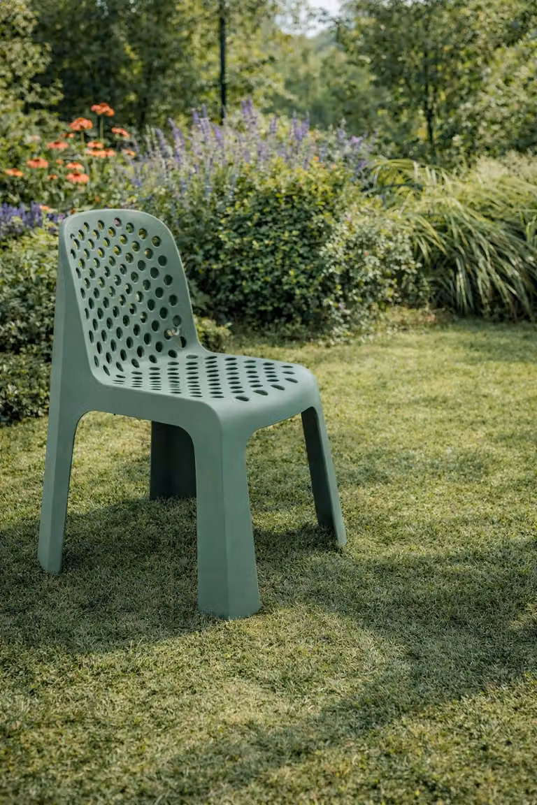 Sedia da giardino dal design moderno e con seduta ventilata per un maggiore comfort