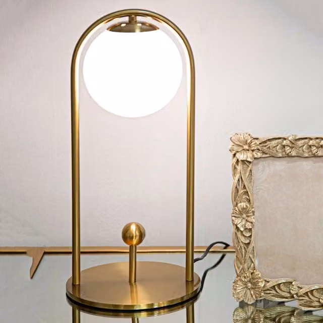 Kizhi, Lampada da Tavolo Moderna in Metallo e Vetro, Bianco e Oro/Ottone