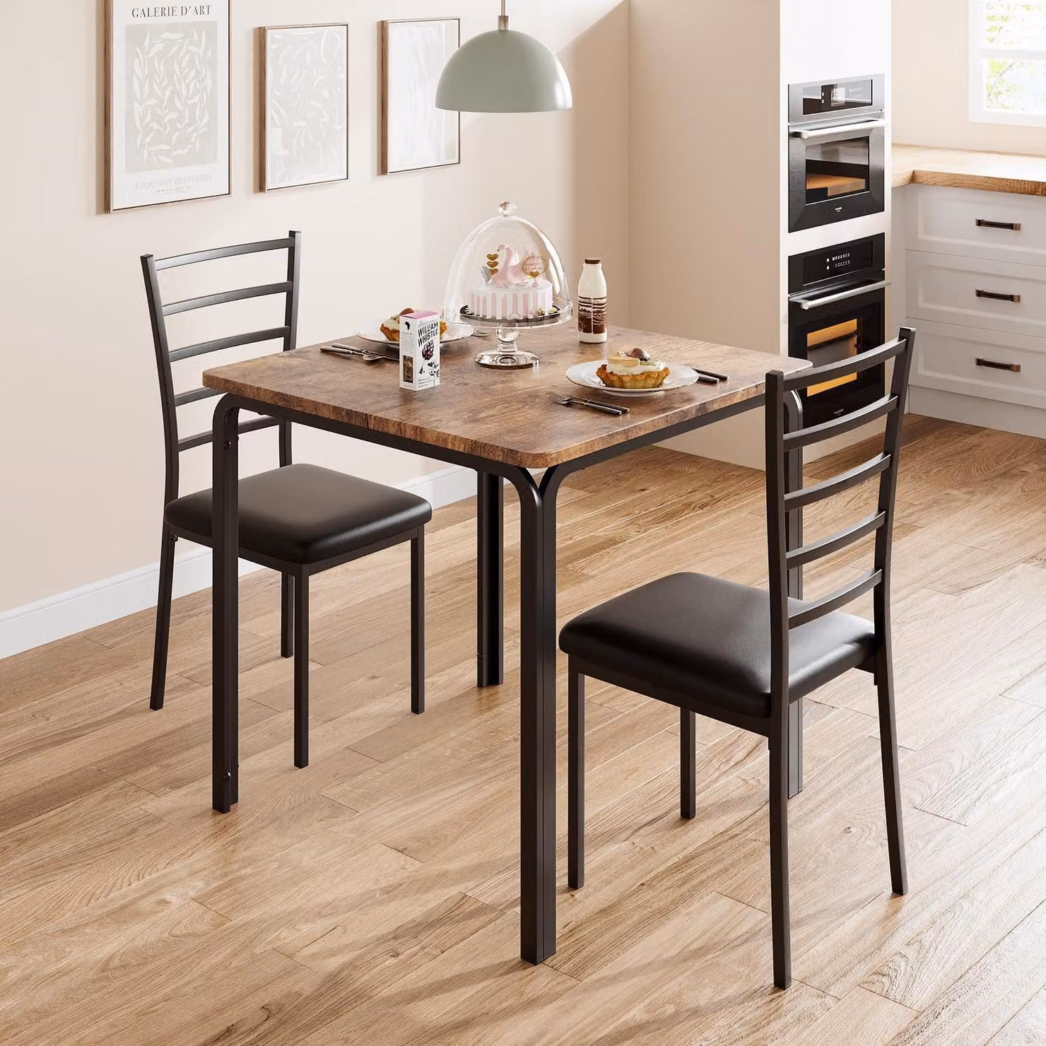 Set da pranzo in legno marrone composto da un tavolo e due sedie, salvaspazio, con sedute imbottite e angoli arrotondati
