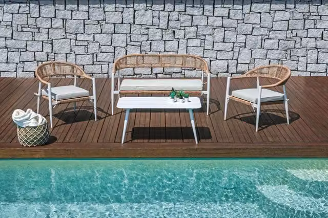Set da giardino Cheonda Milano composto da 2 poltrone, 1 divano e 1 tavolino con piano a doghe in alluminio, struttura in alluminio verniciato e seduta in twist wicker color paglia con cuscini grigi sfoderabili, Tavolino L: 100 cm, P: 55 cm, H: 45 cm