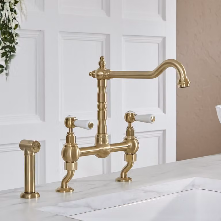 Miscelatore Classico da Cucina con Ponte a Gomito e Spray Estraibile - Oro Satinato