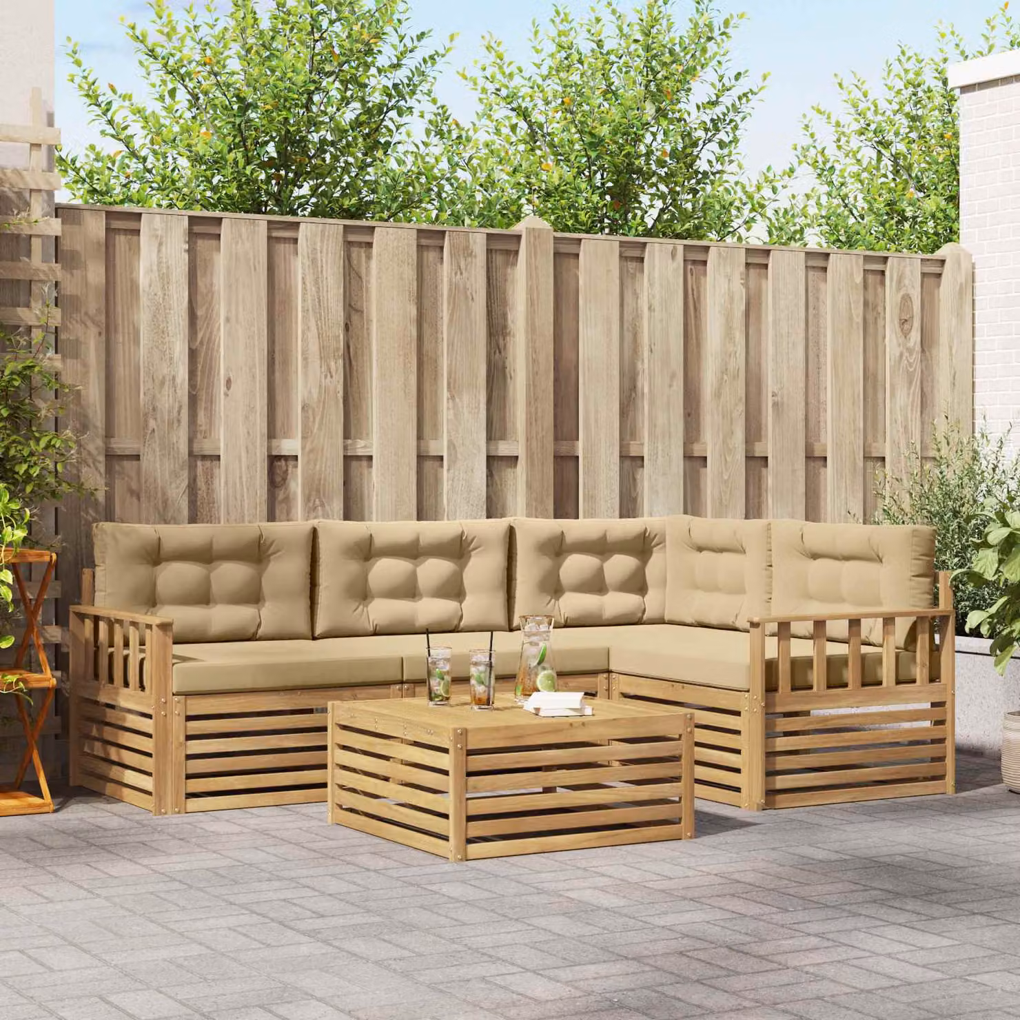 Set di divani da esterno vidaXL a forma di L composto da 6 pezzi con tavolino da caffè, in legno di acacia e tessuto beige e bianco resistente ai raggi UV