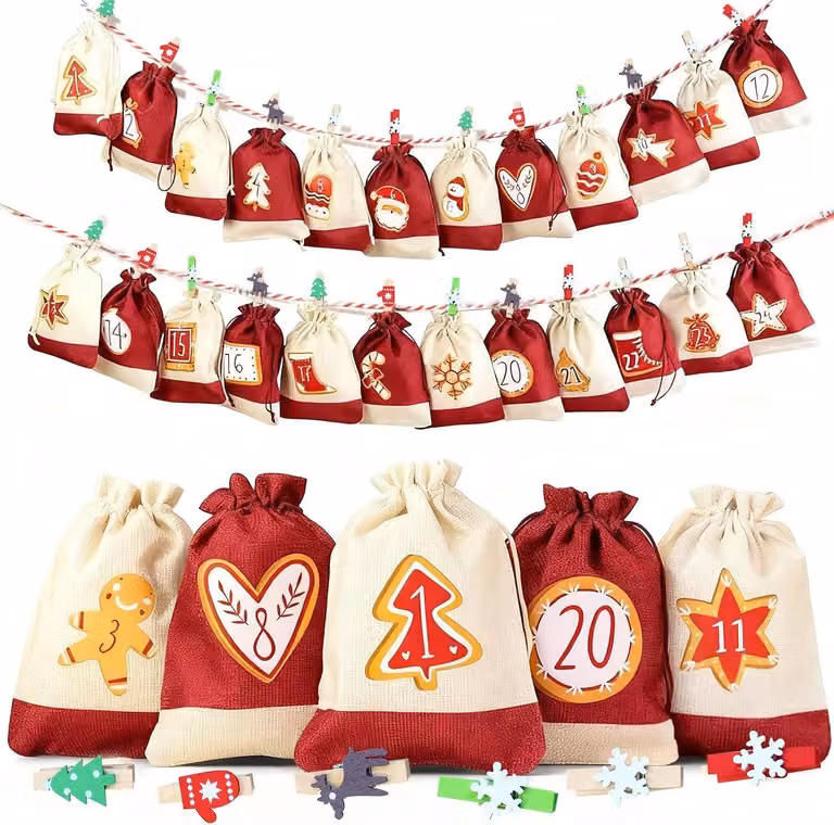 Calendario dell'Avvento da riempire, in tessuto, con 24 decorazioni natalizie (6 colori x 4) e corda, ideale per confezionare regali di Natale