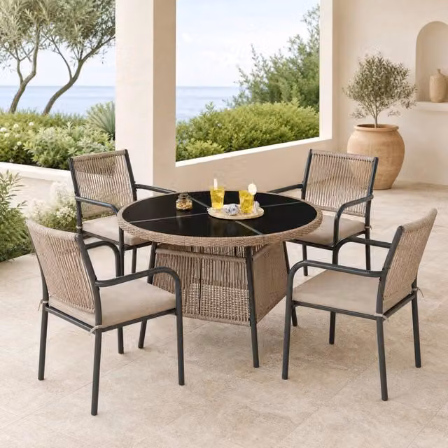Set da pranzo da esterno Mivray composto da tavolo rotondo in vetro nero e 4 poltrone in corda polyrattan grigia con cuscini