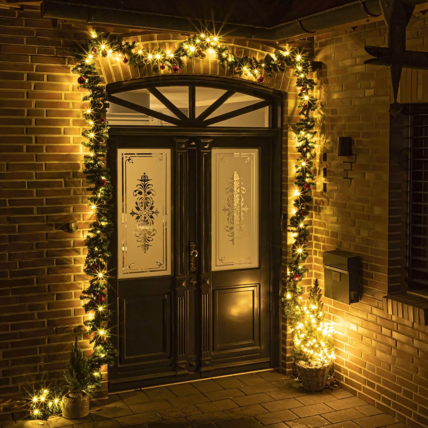 Decorazione natalizia esterna: ghirlanda di pino artificiale, 5 metri di lunghezza, con catena luminosa (80 LED), decorata con luci e palline