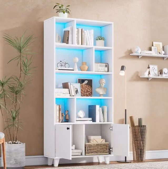 Libreria 80x30x173 cm bianca in MDF con gambe in legno, 7 vani e luci LED