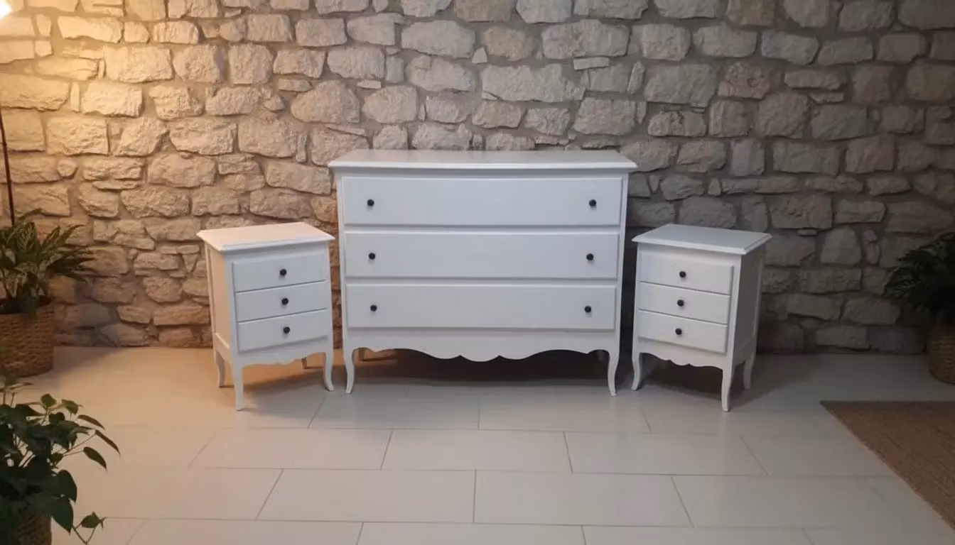 Set composto da una cassettiera e due comodini in legno stile shabby chic bianco opaco Mobili 2G – 1
