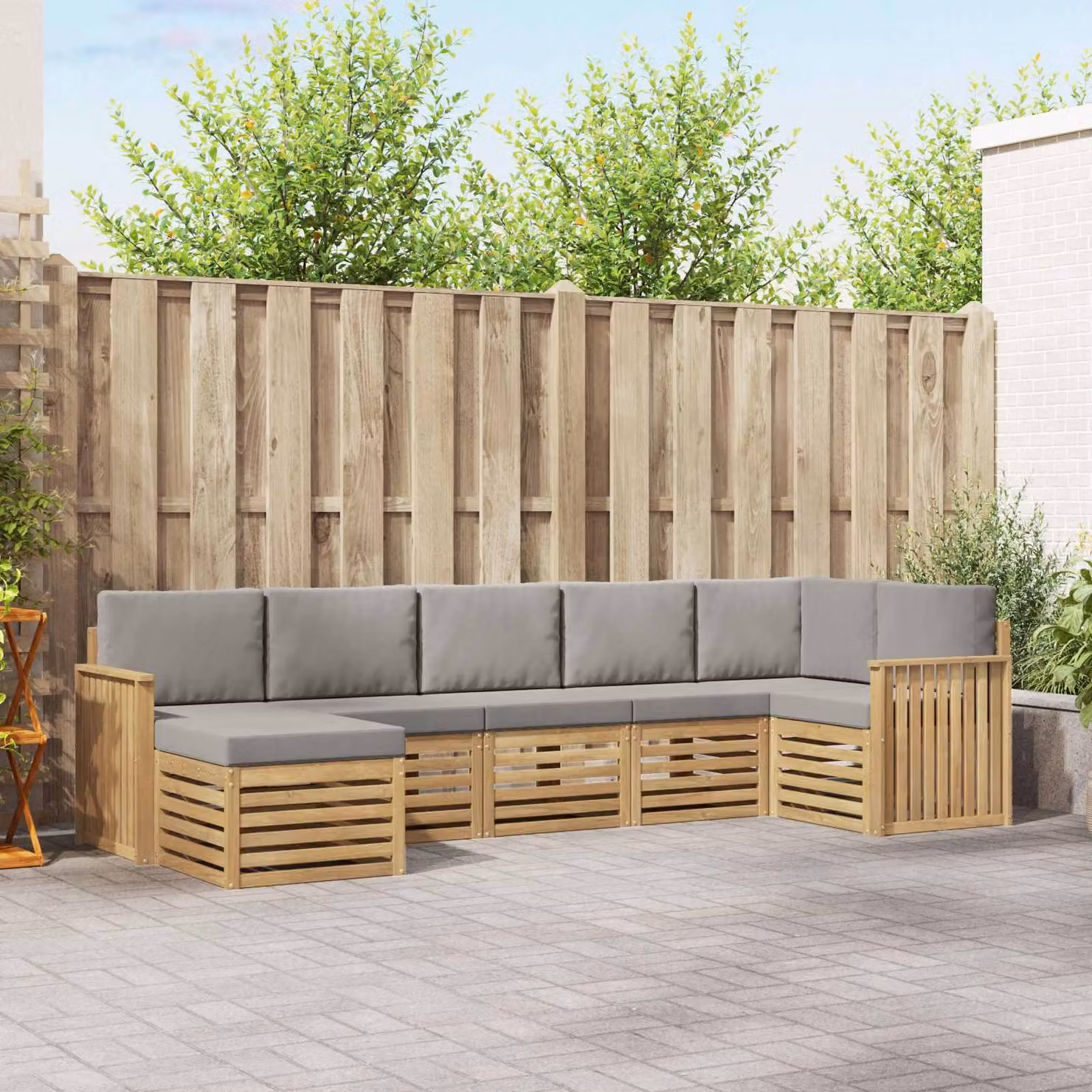 vidaXL Set di divani da esterno a L composto da 7 pezzi in legno di acacia con cuscini, Bianco e Grigio